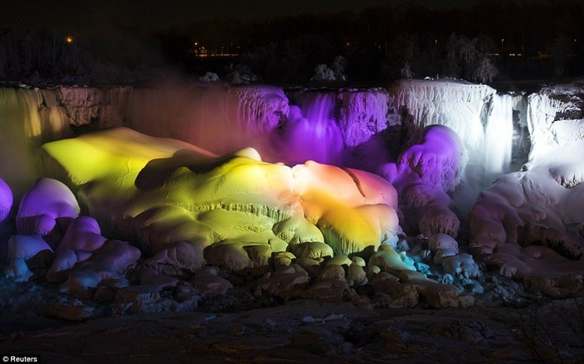                          Niagara Falls freezes for a second time this winter                      