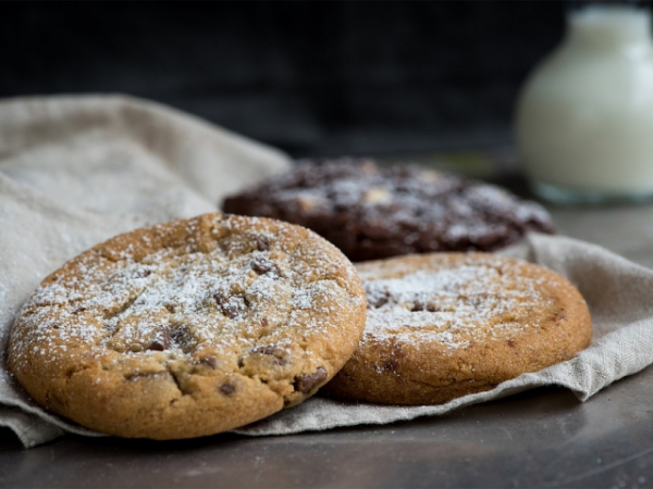 What kind of cookies go best with milk?